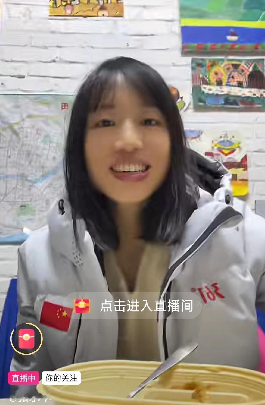 张水华第一次开个人直播，在家与老公一起，自从辞职后，气质变了，人也变漂亮了，笑得