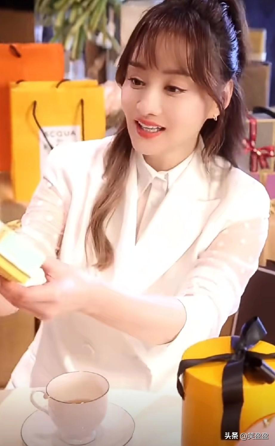 她是琼瑶玉女掌门人陈德容，凭《梅花烙》《一帘幽梦》成为一代白月光。年少爆红，与周