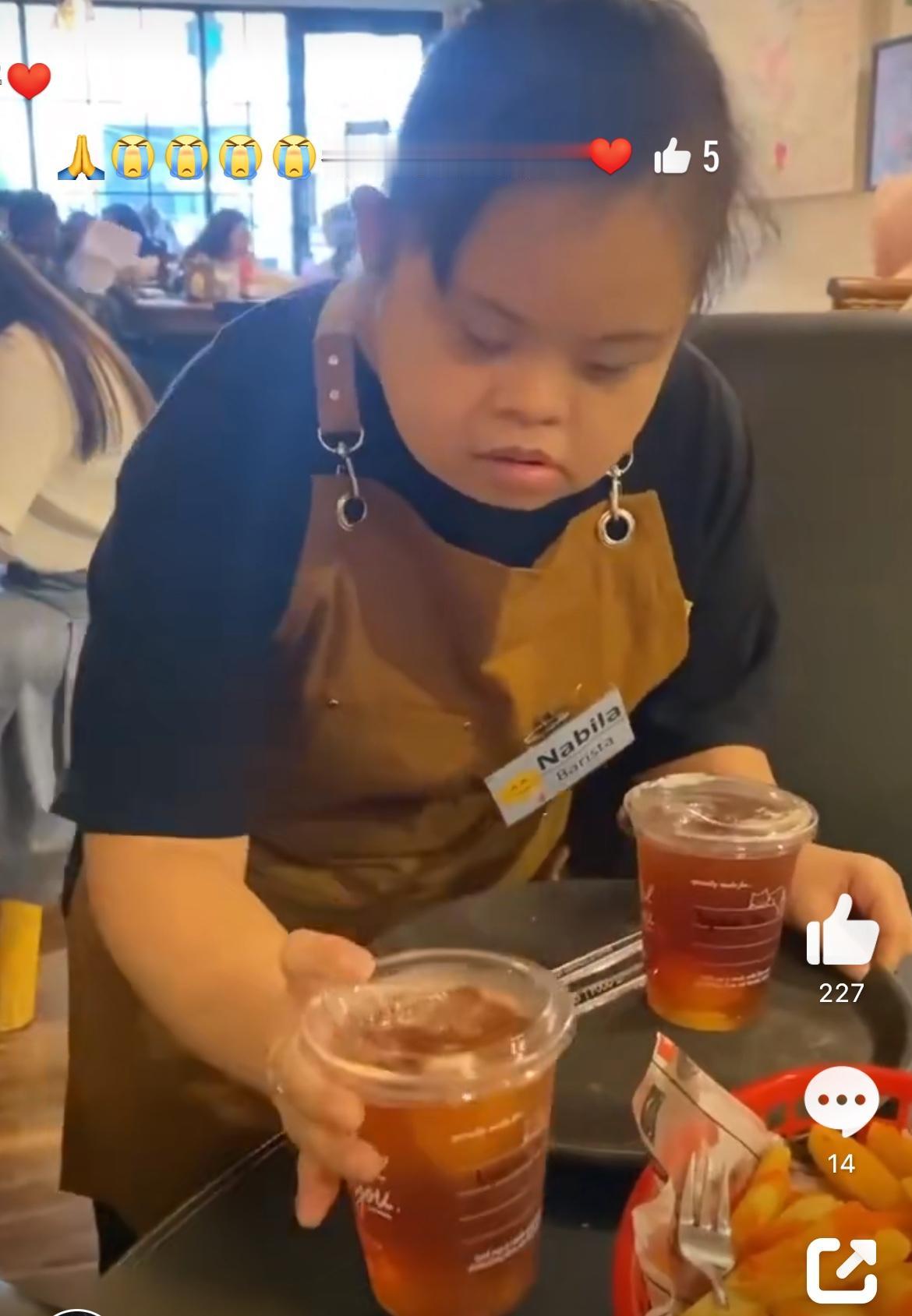 一群唐氏孩子在一个咖啡店打工，这应该是老板专门招的吧，他们被称为折翼的天使，也需