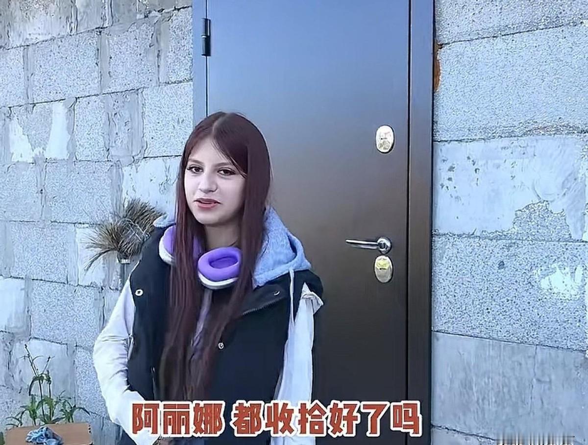 网红“贝加尔阿楠”的俄罗斯侄女阿丽娜，真是让人眼前一亮。
这位小仙女去圣彼得堡国