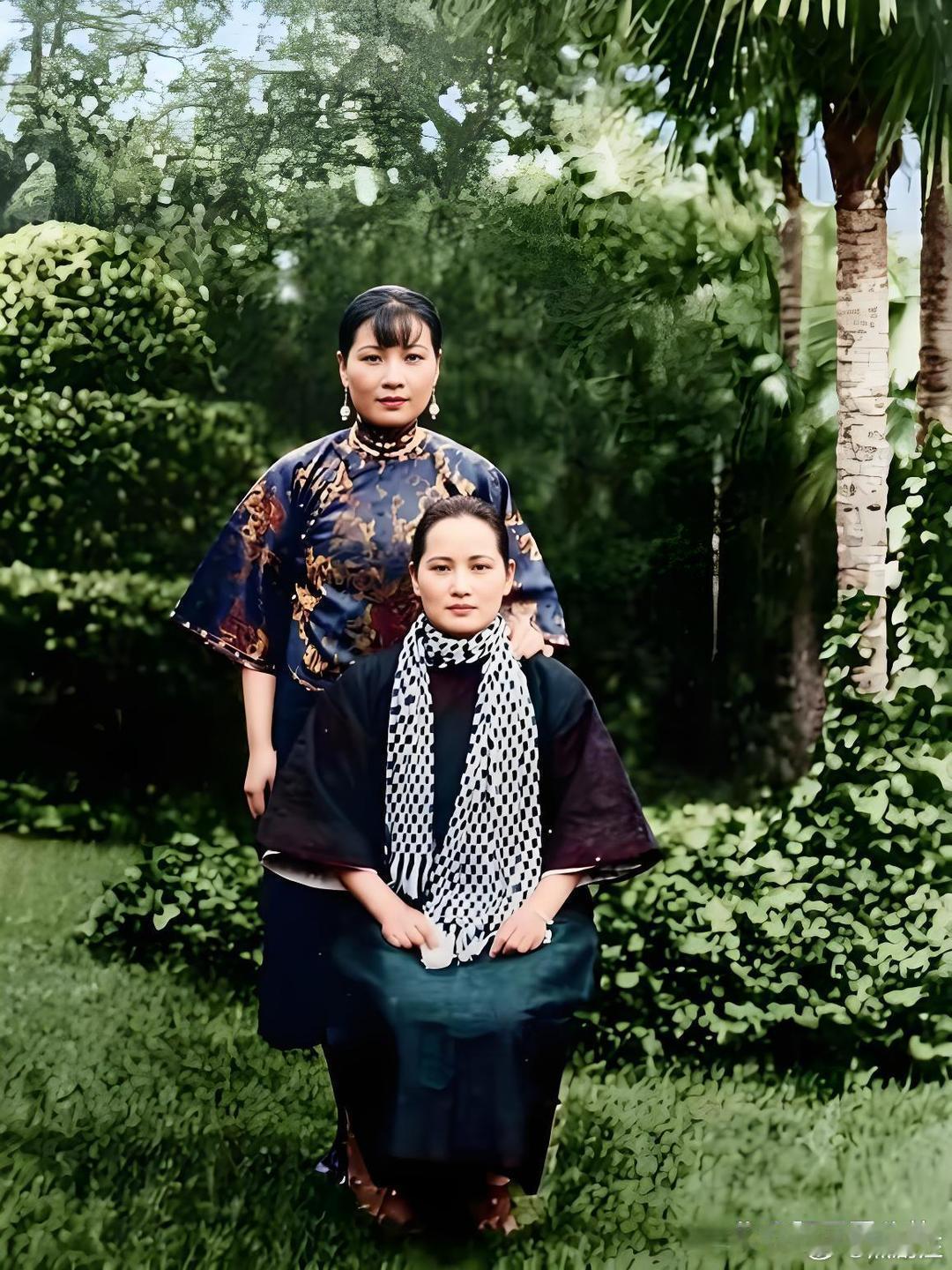 一张极其罕见的宋庆龄与宋美龄合影，不得不说，宋美龄无论颜值还是气质，都赶不上宋庆