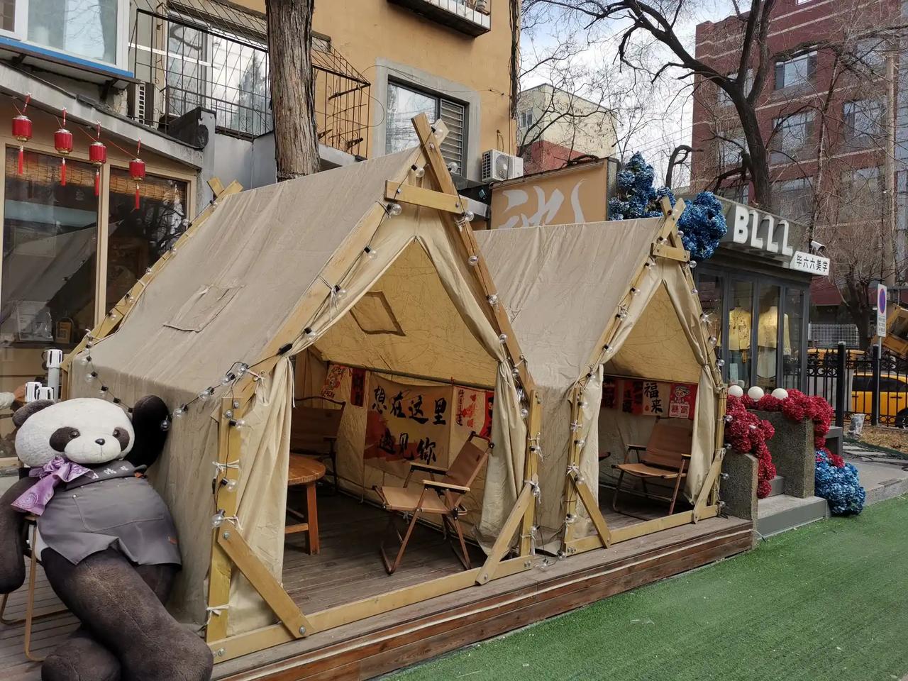 沈阳八经咖啡街的店家门脸，那艺术感简直绝了！每家店都有自己独特的风格，就像一个个