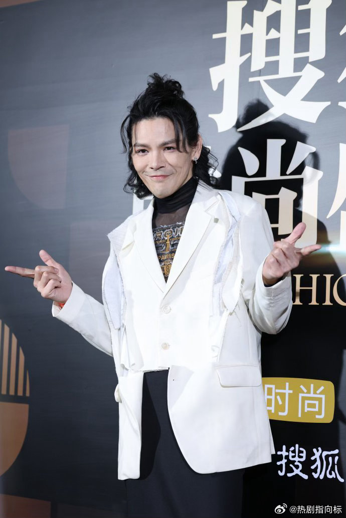 向佐升咖向佐收拾收拾准备升咖打破刻板印象实现人气逆袭，向佐手握充足的升咖优势，出