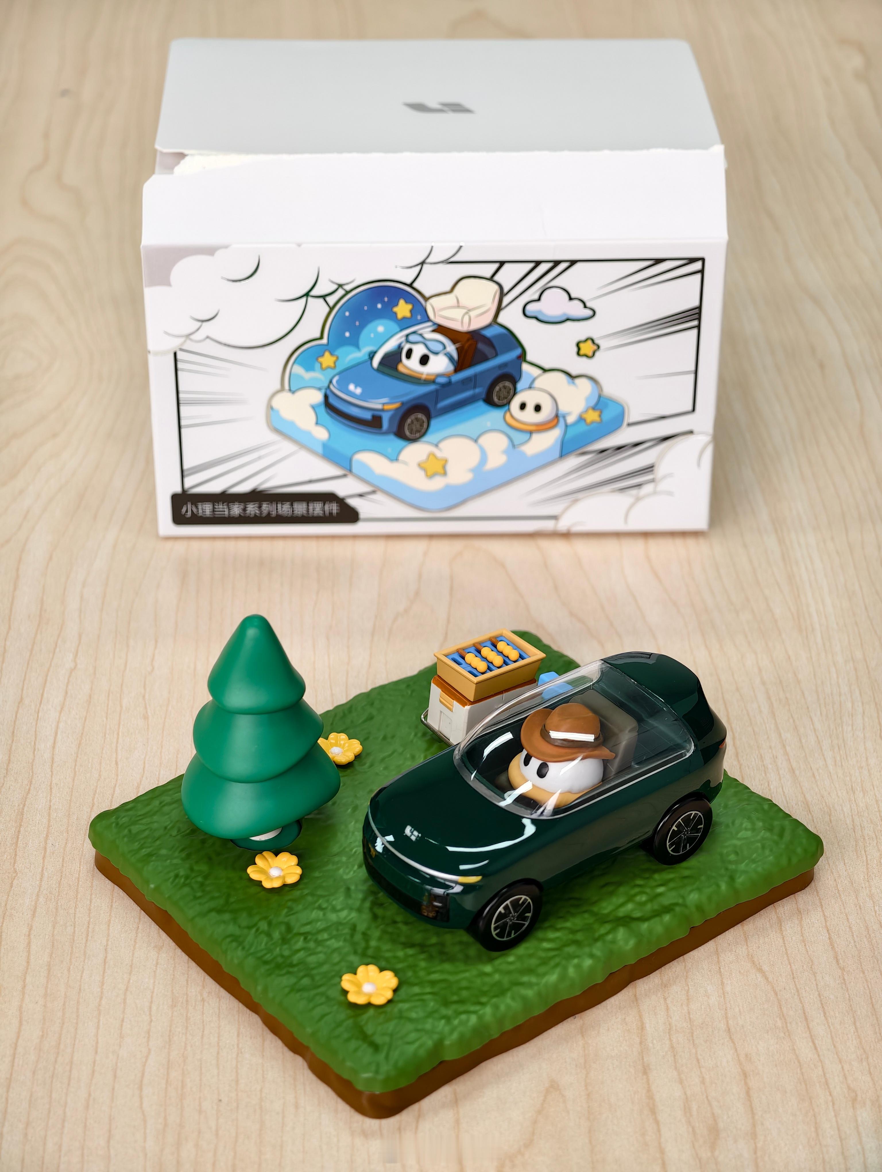 在理想商城买了个小理当家盲盒，抽到的是电噗噗这款，可可爱爱的小绿车里坐着有礼帽同