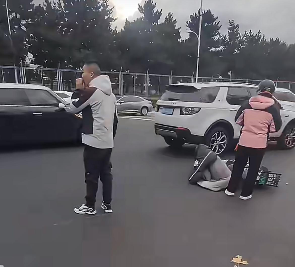 小伙大度说各走各的互不追究，大姐以为小伙有鬼，执意报警，结果要赔500块。大姐电