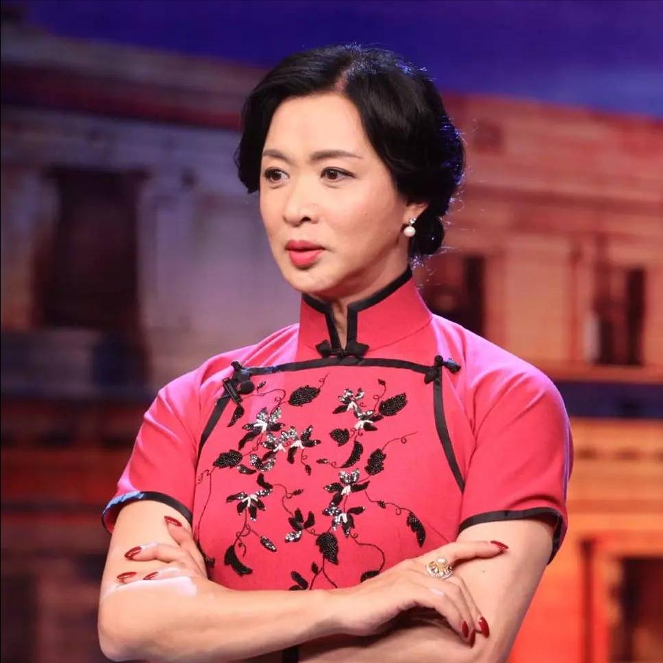 主持人，金星，收养了几个孩子，对于他们的教育非常严格，老师来电话，布置电脑作业，