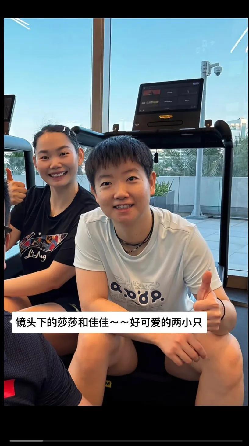 俩个纯洁可爱的姐妹花[赞]
干干净净的两个小宝贝儿，像花儿一样。[赞]
〈可爱的