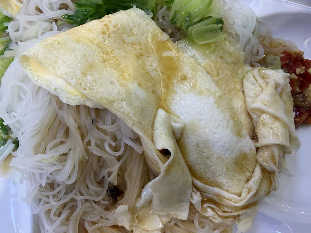 蒸米粉，完全就是制作拉肠的工艺，只不过米浆换成了米粉，其他的配料、酱汁等等完全通