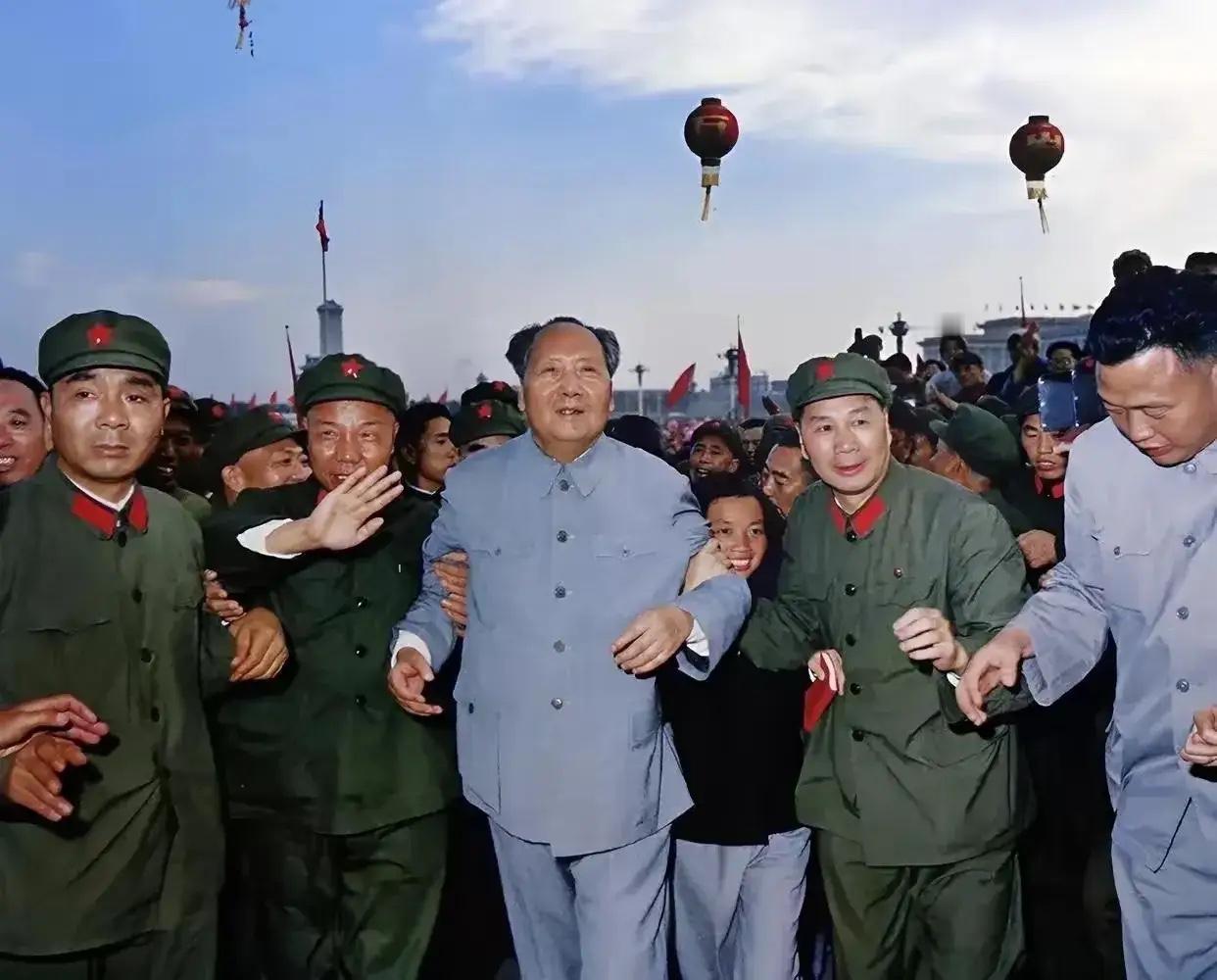 太幸福了！左边肖华，右边杨成武，一看这互动场面，绝对感情深厚，跟着伟人打下江山，