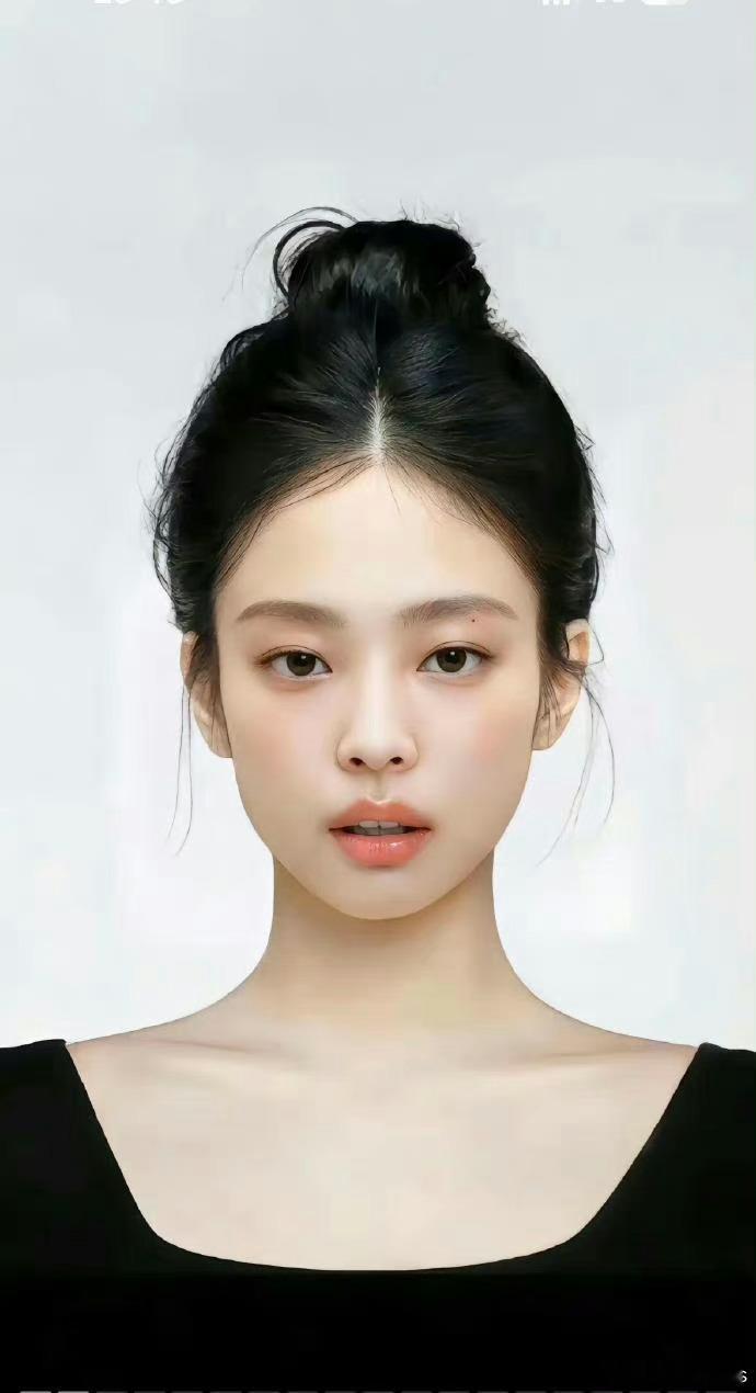 Jennie这张脸就是大写的高级，这几张图片美到我心坎上了[哇] ​​​