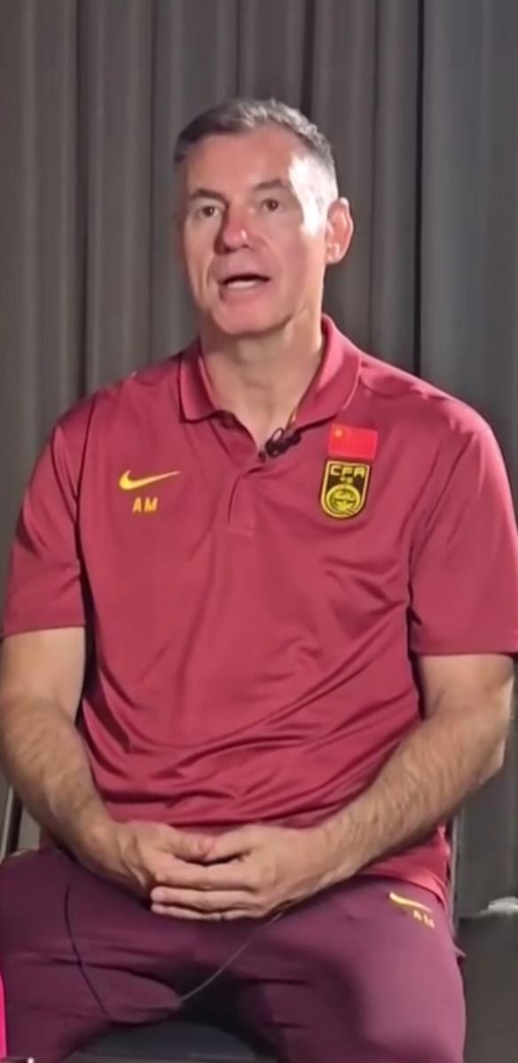 中国女足国家队主教练终于换了！
12月14日，刚带队从英国集训归来的中国女足主教