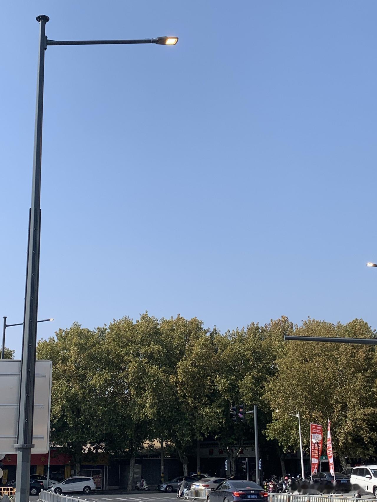 是我眼花了，是白天不懂夜的黑，亦或是附近在测试。不明白，大白天的