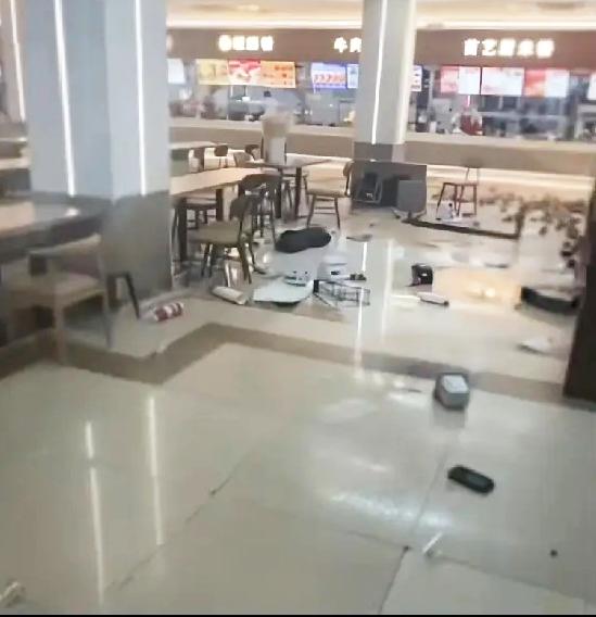 万万没想到，
吉林这所大学竟因一场离谱表白火出了圈，这操作看呆全网！男生抱着花在