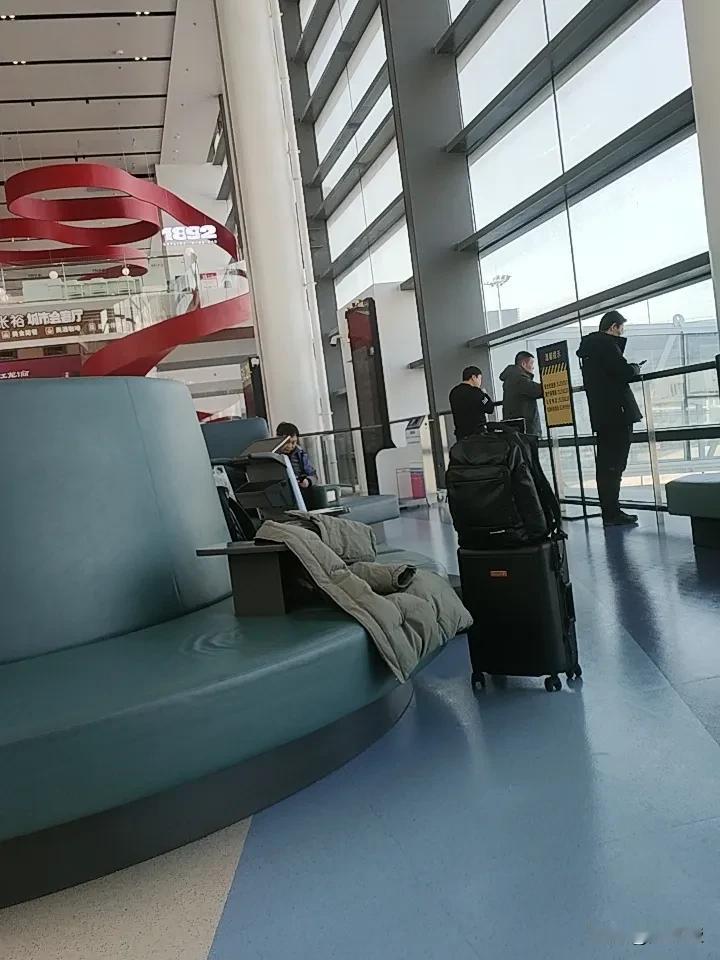 领导的客套话你应该怎么回啊? 和领导打交道，回客套话可有讲究。要是领导让你帮小忙