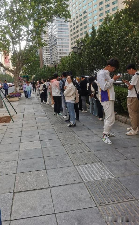 又一次被深深触动了！

傍晚下班时，看到人民路的人行道上站着有数十名学生，排着队