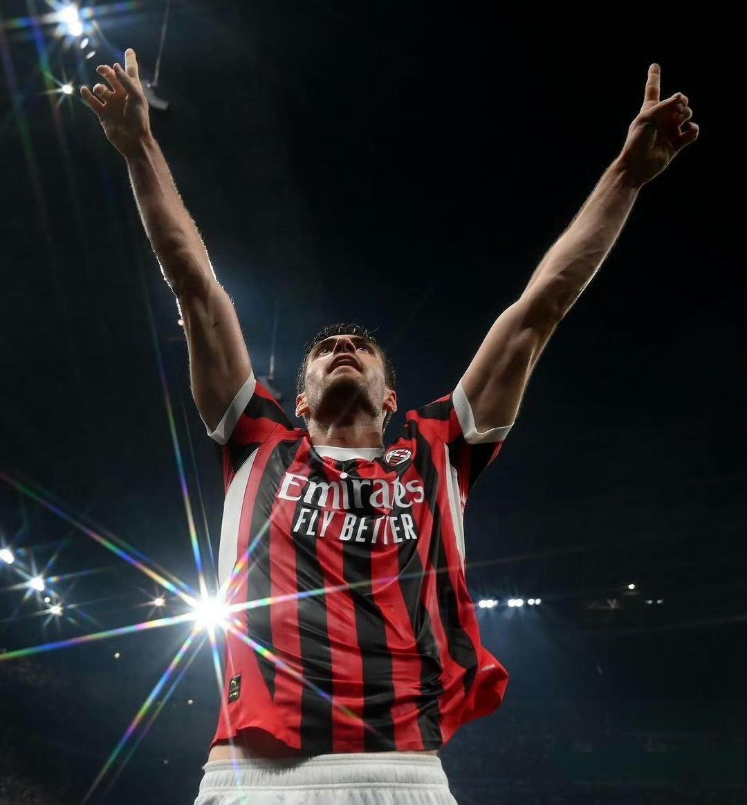 加比亚：我希望在米兰拿到欧冠冠军！
最近米兰后卫加比亚接受媒体采访时说，他希望在