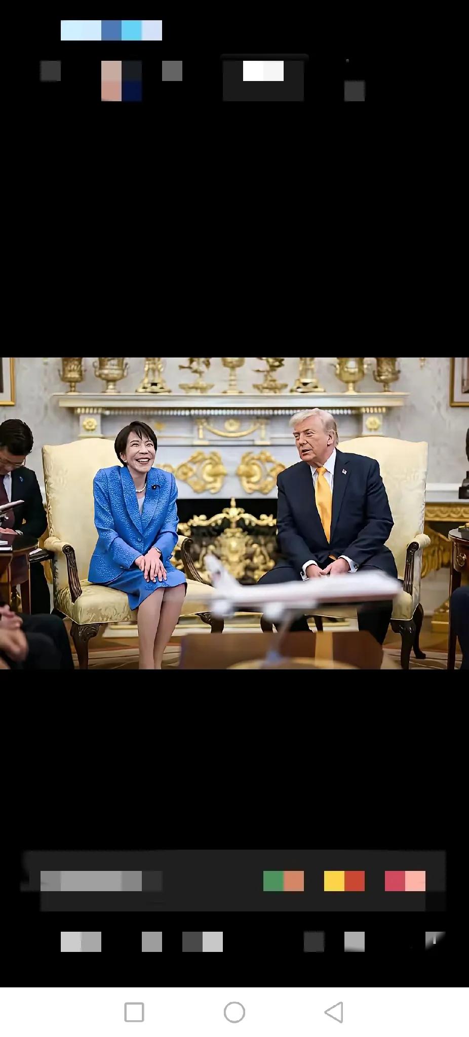 高市三妹在“懂王”面前表情，手不知放何处，笑不能大笑，极度紧张又有些拘束，在“懂