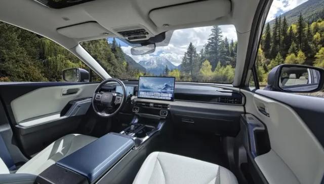 以前总有人吐槽日系车的内饰老气、车机卡顿。作为丰田油车新款搭载域控架构的车型，全