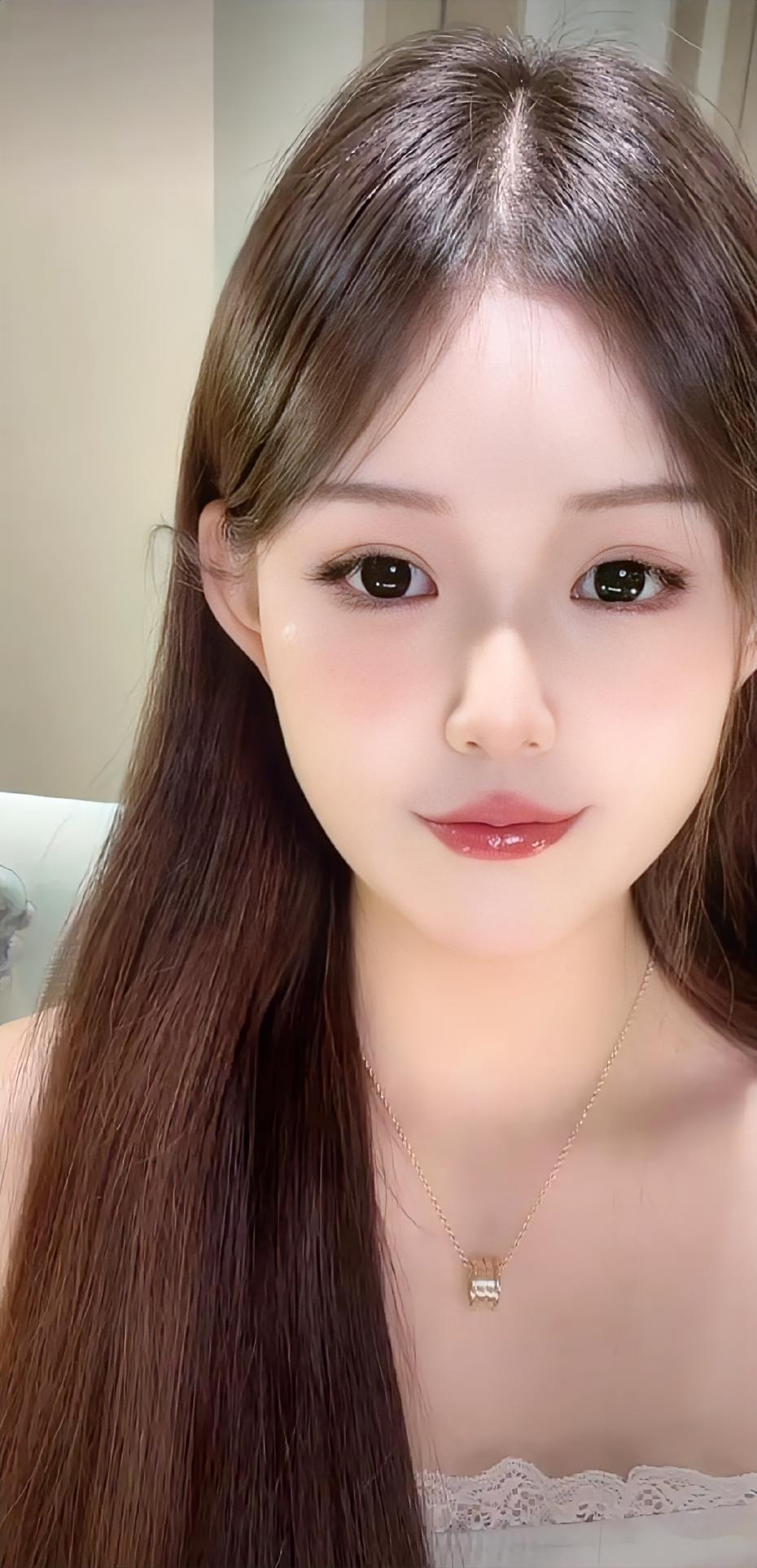 温柔甜美的少女，白皙肌肤，自然妆容，清新自然。