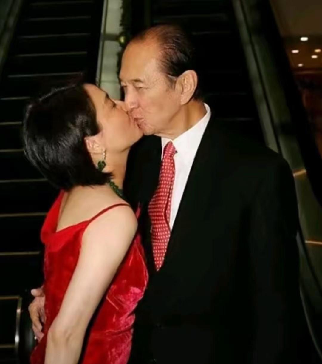 1986年，已经65岁高龄的赌王何鸿燊，和年仅26岁的梁安琪热吻。当时的梁安琪还