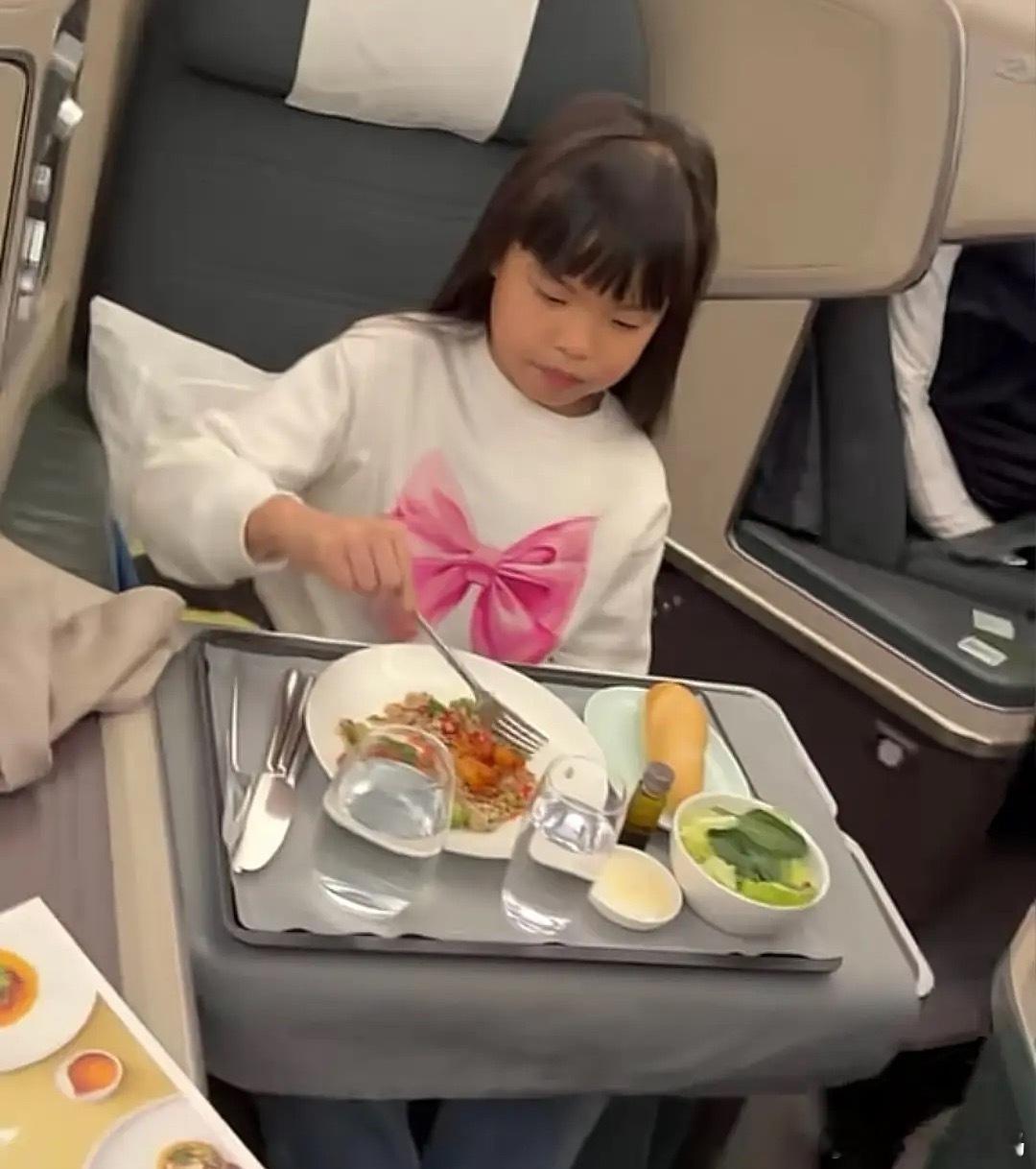 熊黛林一家四口旅游，7岁女儿龅牙有点明显，俩娃都不如妈妈好看！！！ 