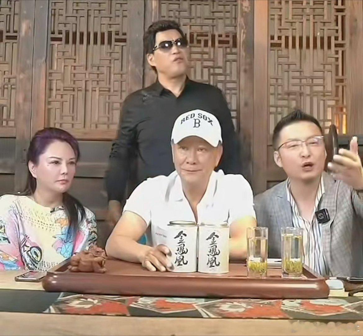 內地有不少網紅靠模仿藝人維生，最佳例子要數周杰倫，其「山寨版」多不勝數，有些甚至