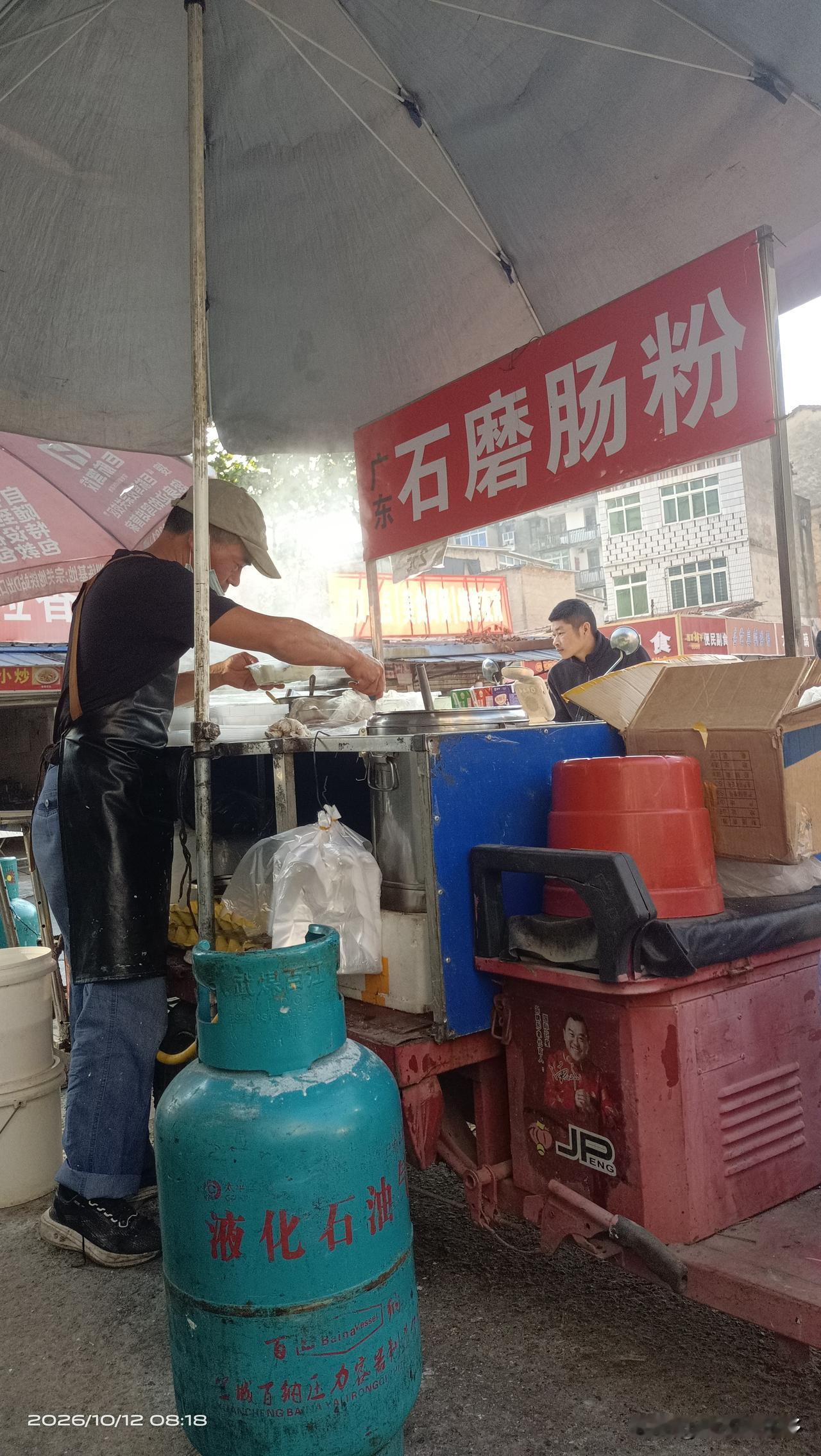 跑到硚口汉西这边来吃了一顿肠粉，满满的一大盒子7块钱。这让我想起了2000年在深
