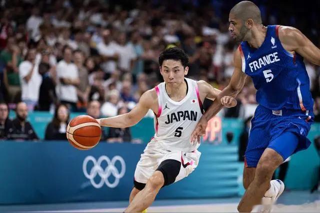 河村永辉现在没球打，明年回来帮日本打世预赛可能性较高。八村垒届时两年没为国家队效