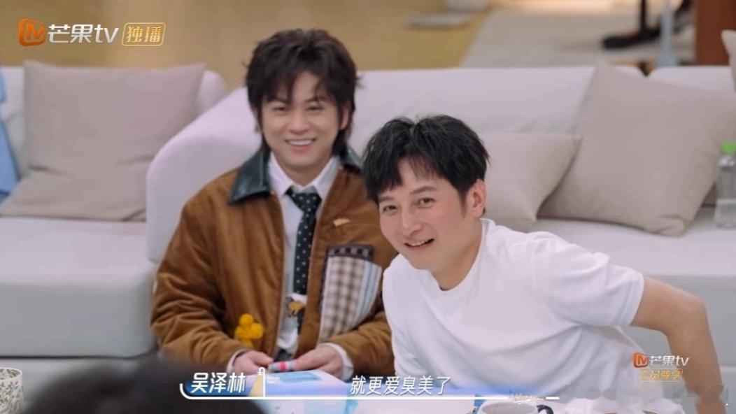维嘉眼中的何老师李维嘉眼中的何老师 在何老师的书里维嘉写了自己眼中的何老师，和现