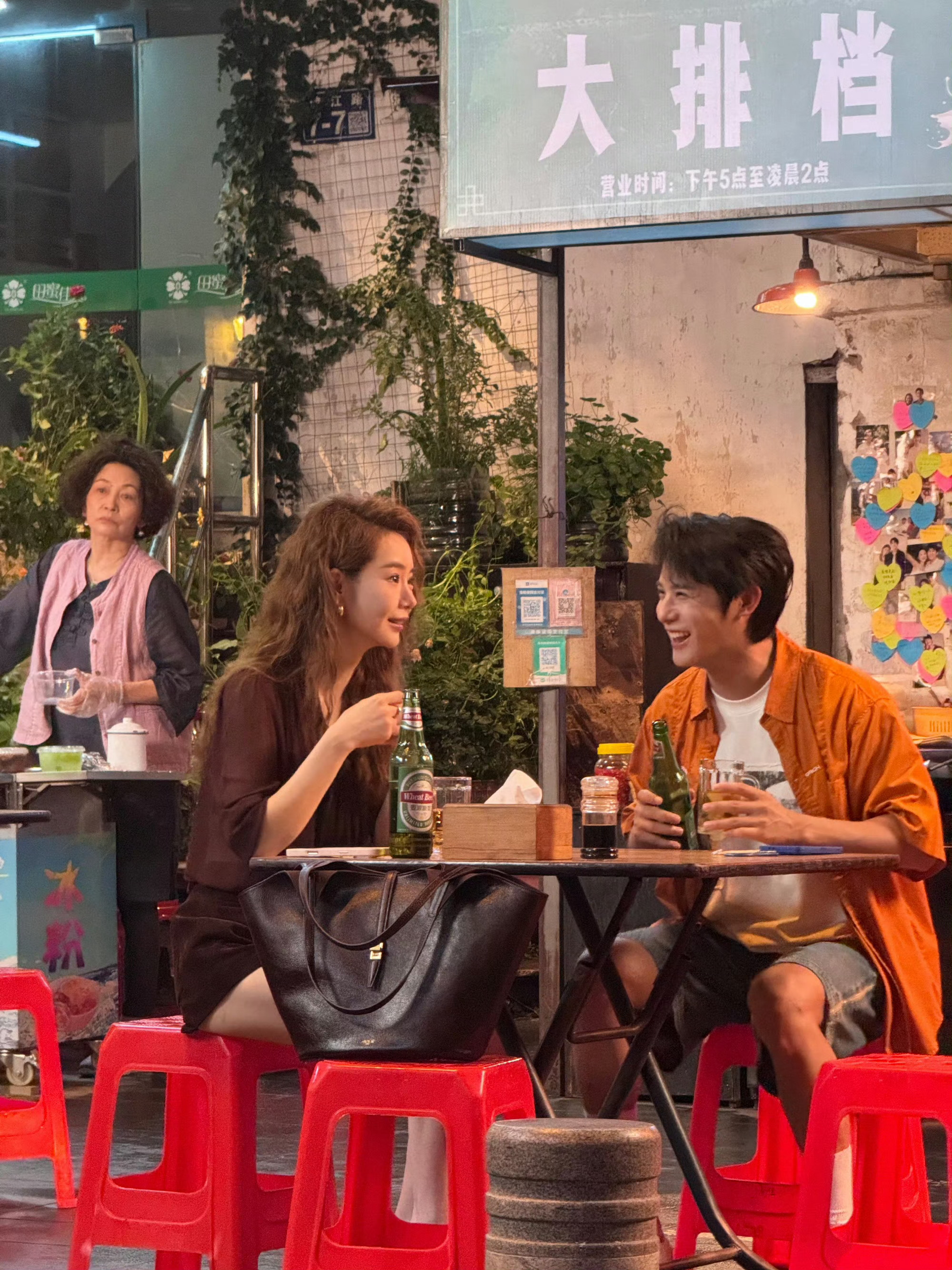 偶遇戚薇郑业成吃宵夜，感觉像在看明星的日常生活一样！ ​​​