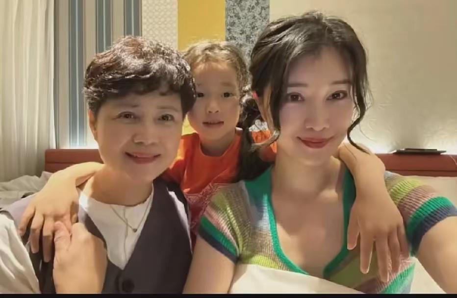 如萍祖孙三代，颜值也很高。
茹萍通过其独特的气质和长相，成功塑造了历史上的才女上