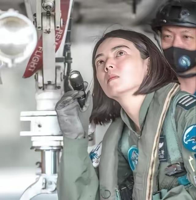 台专家蔡正元在节目中发言：台湾省一空军战机女飞行员曾放狠话说，“只要长官一下命令