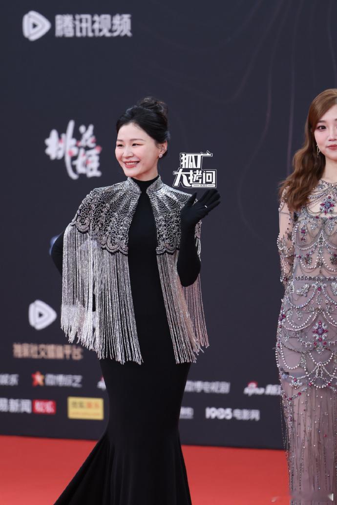 金靖产后首次红毯  金靖星光大赏红毯生图  金靖一现身红毯，那股精气神就扑面而来