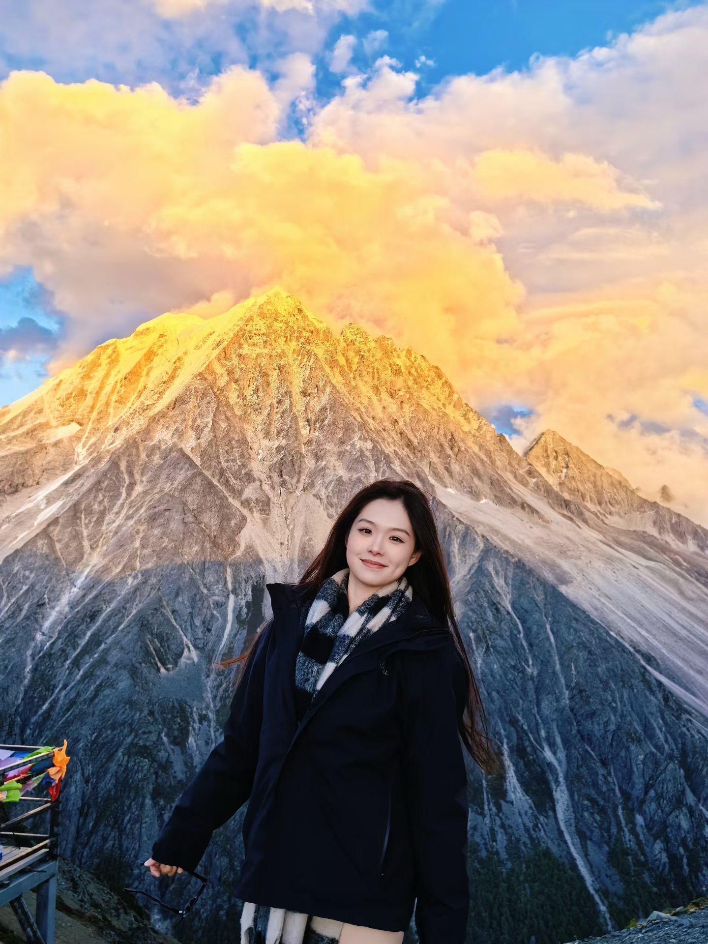 人与人之间的关系本就薄如蝉翼 越是用力去抓越是抓不住  与其苦苦抓住一...