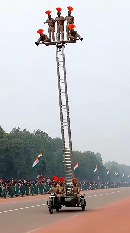 很多网友非常好奇，三哥家的阅兵，怎么会有立这么高的梯子，是搞杂技表演吗？你们这么