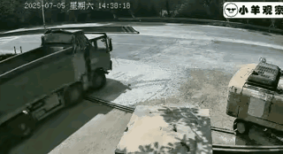 无人值守的十字口，要停车观察，安全后通过。这就是交规的规定。大车拐弯规范，小车违