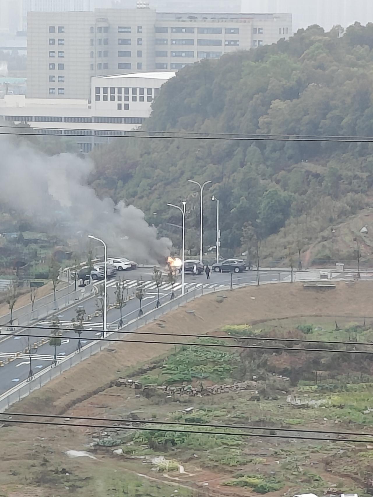 上午长沙岳麓大道一辆黑色汽车自燃了，目测是一辆黑色的suv前机盖开始起火，不是油