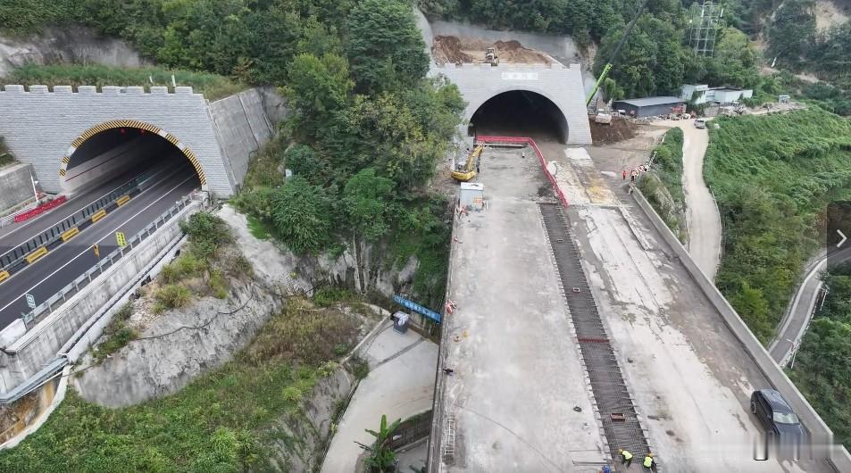 甬台温高速台州北段改扩建工程，正在全力冲刺今年底通车目标！项目全长42公里多，串