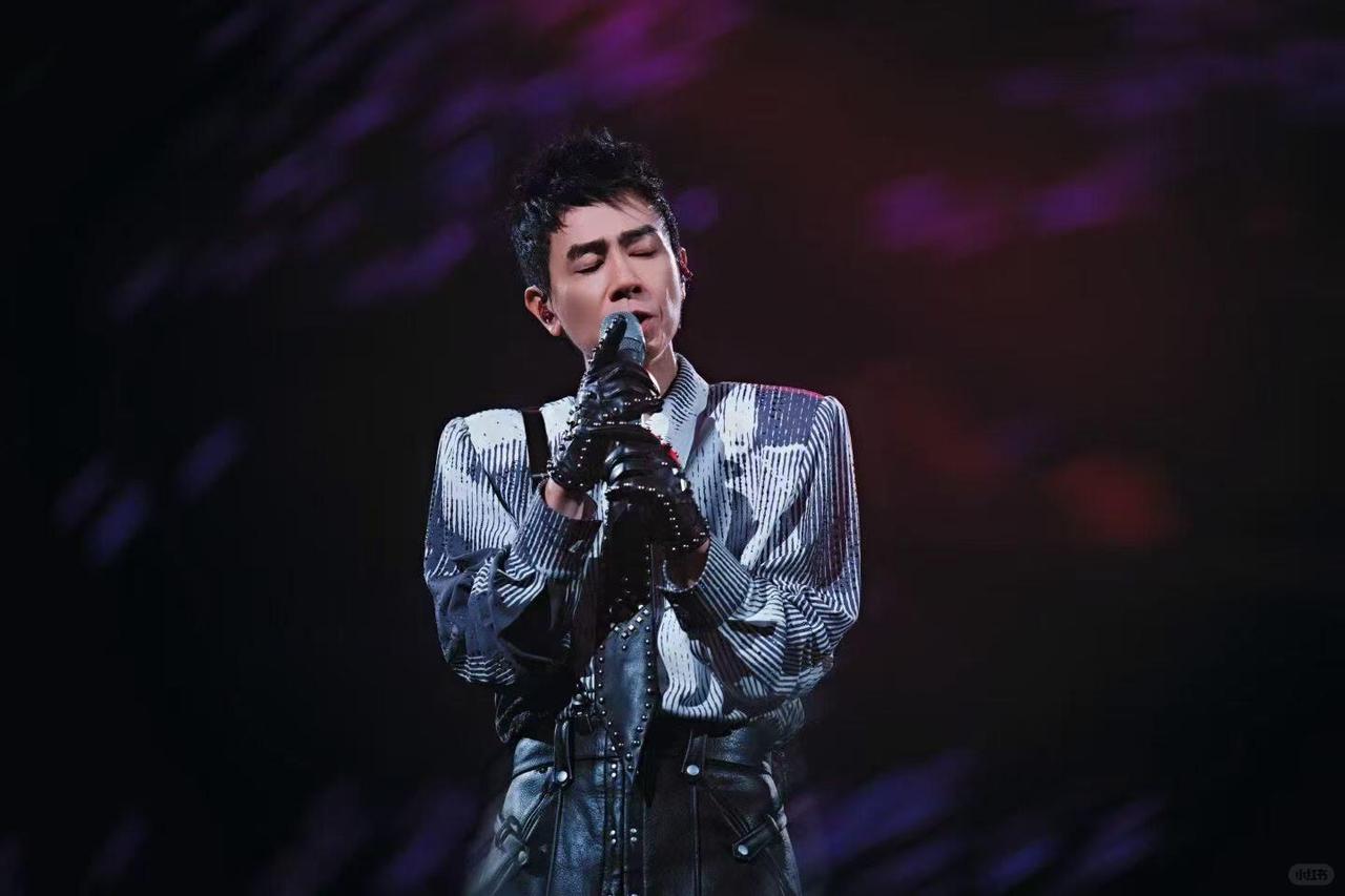 陈小春哭了！在北京演唱会的第二场，陈小春愧疚地说：“有很多照顾不到的地方，请大家