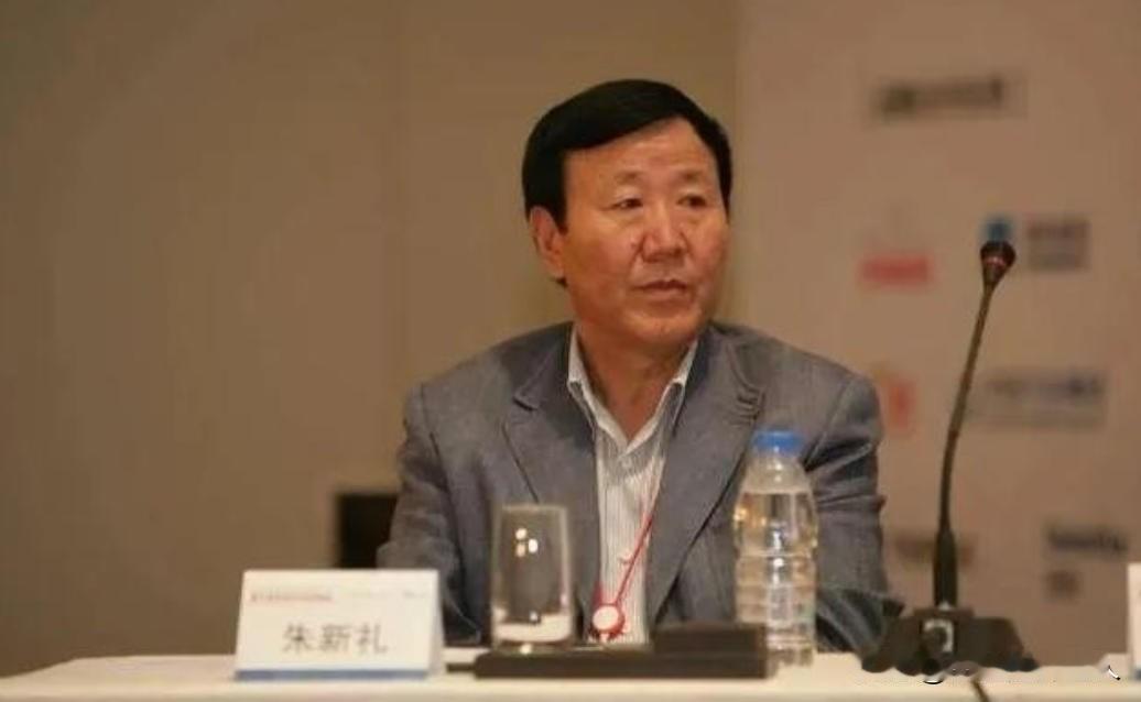 1992年，时任山东沂源县外经委副主任的朱新礼，为解果农“丰产不丰收”之困，辞去