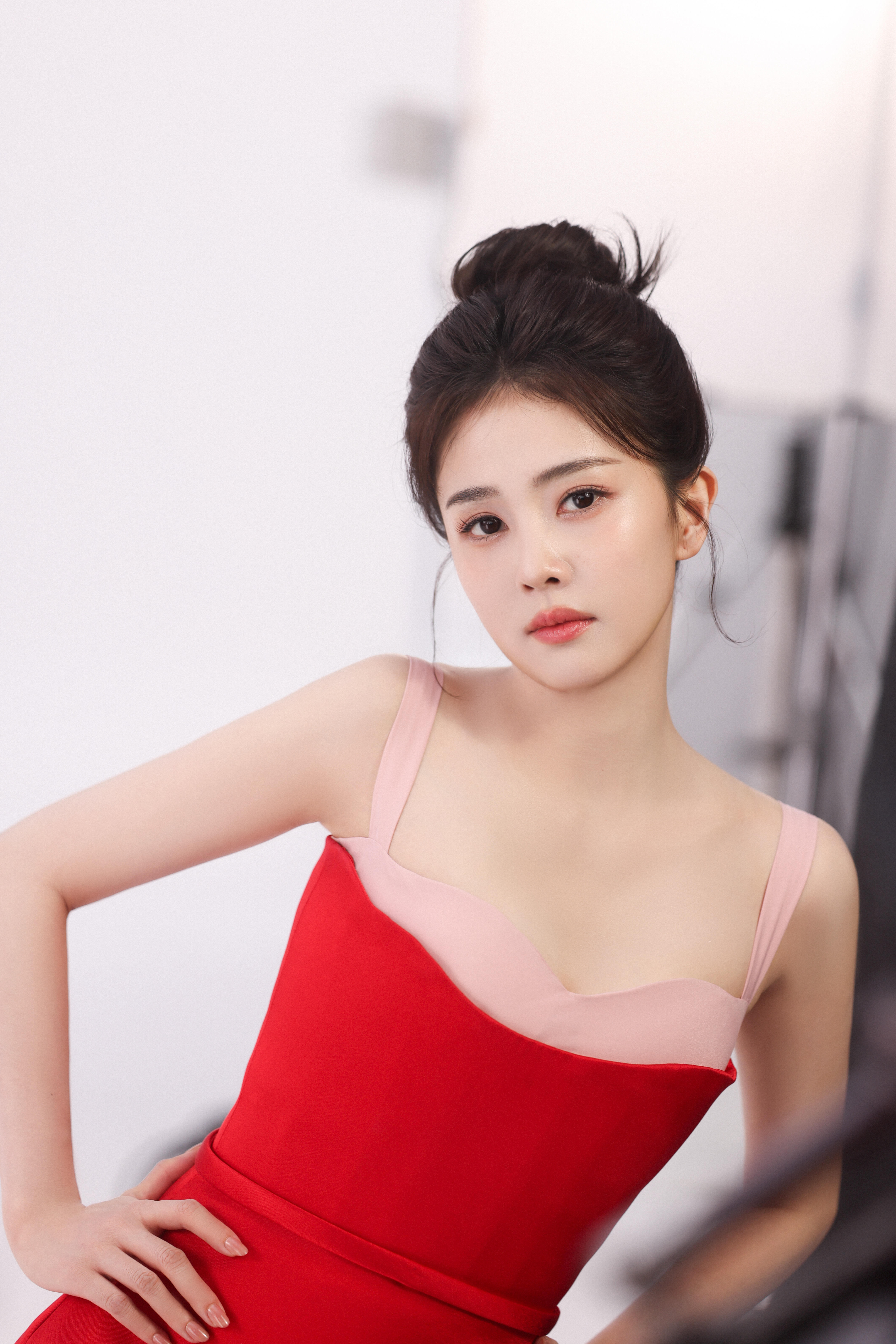 白鹿丸子头造型好有活力 