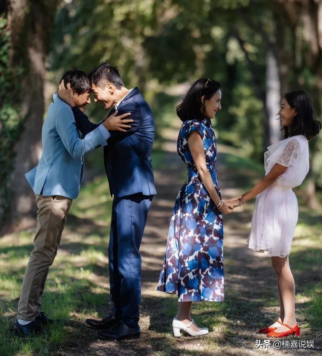 刘烨47岁生日，老婆安娜晒全家福庆祝，画面好温馨。
3月23是刘烨的47岁生日，