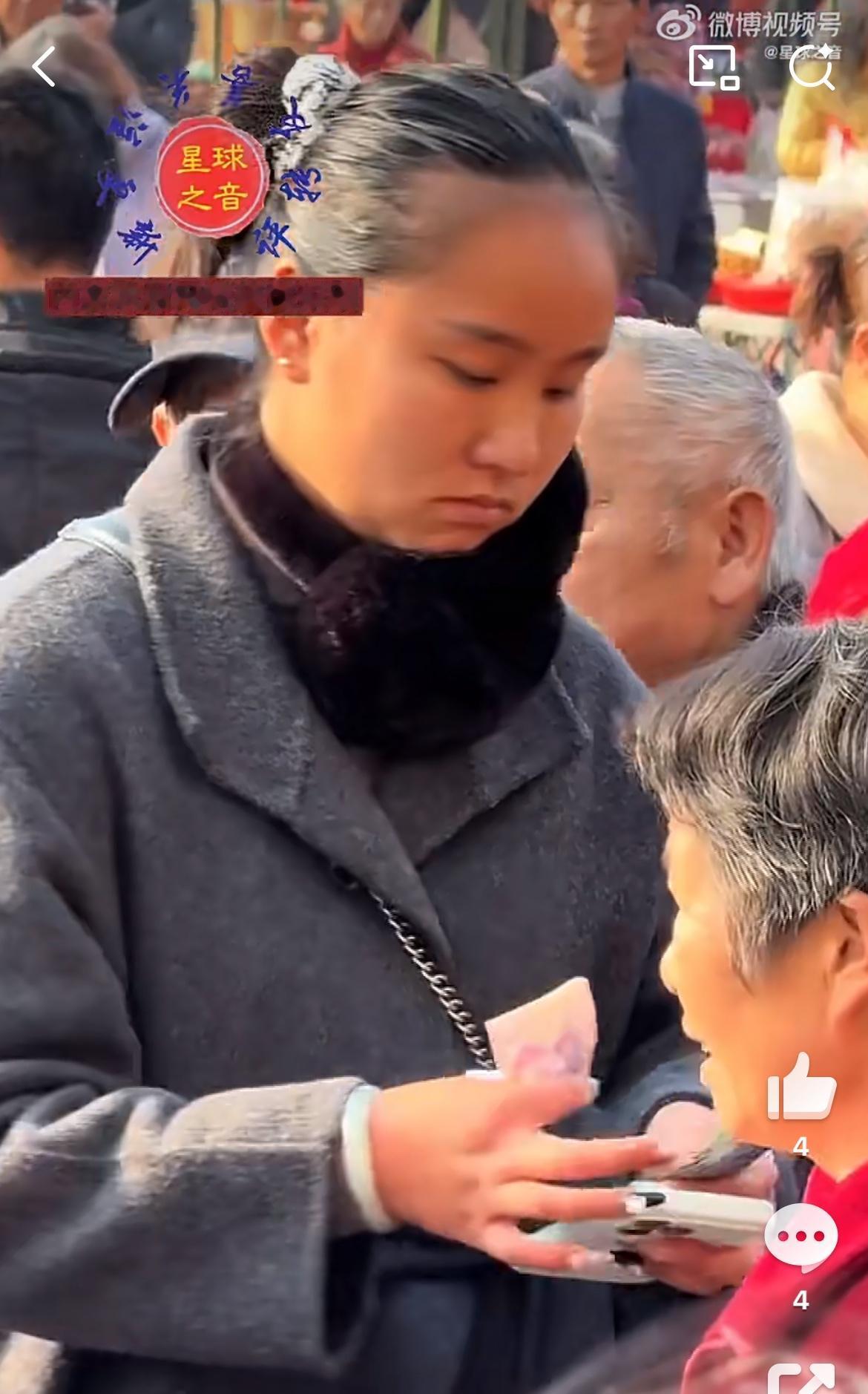 湖南新化某农村集市收卫生费的破娘，好泼辣。一个摊位5块钱，这个大爷刚刚摆好摊，还