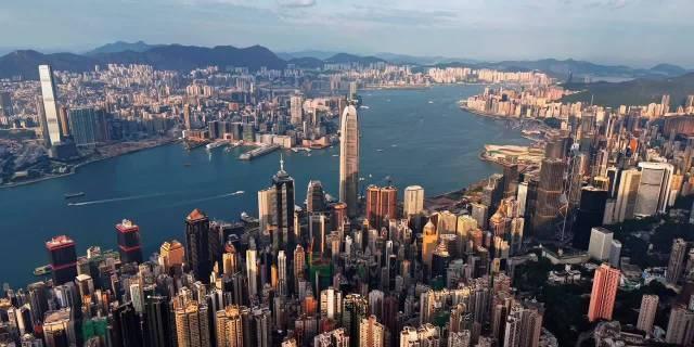 这是一趟“香港飞香港”的特殊航班，没有远方的目的地，却载满了最珍贵的人间烟火。