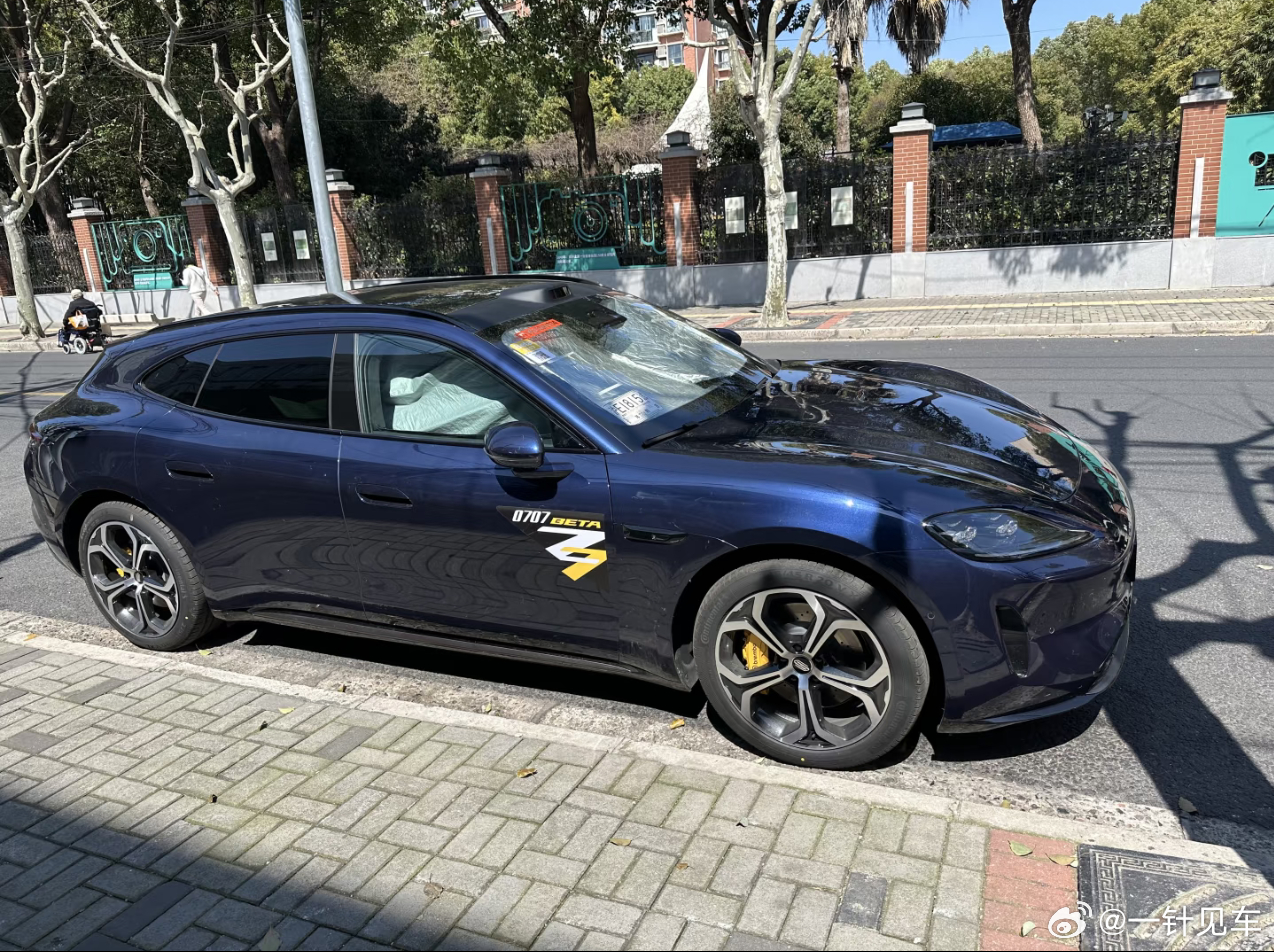网友拍到了停在路边的无伪装尚界Z7T！这姿态，可不比证件照更帅尚界z7轿跑猎装双