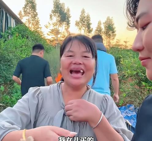 笑不拢嘴！全妈直播展示红婵送的首饰，一家三匹马太让人羡慕。
全红婵哥哥全进华直播