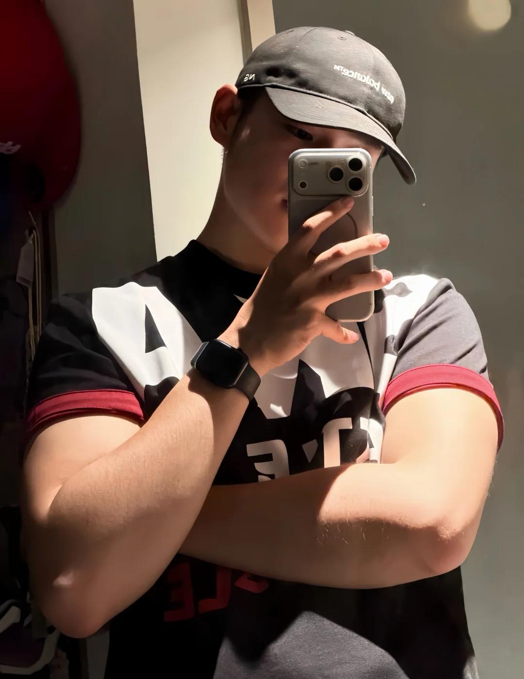 细🐷来了
镜子有点脏 毫无训练痕迹 男大