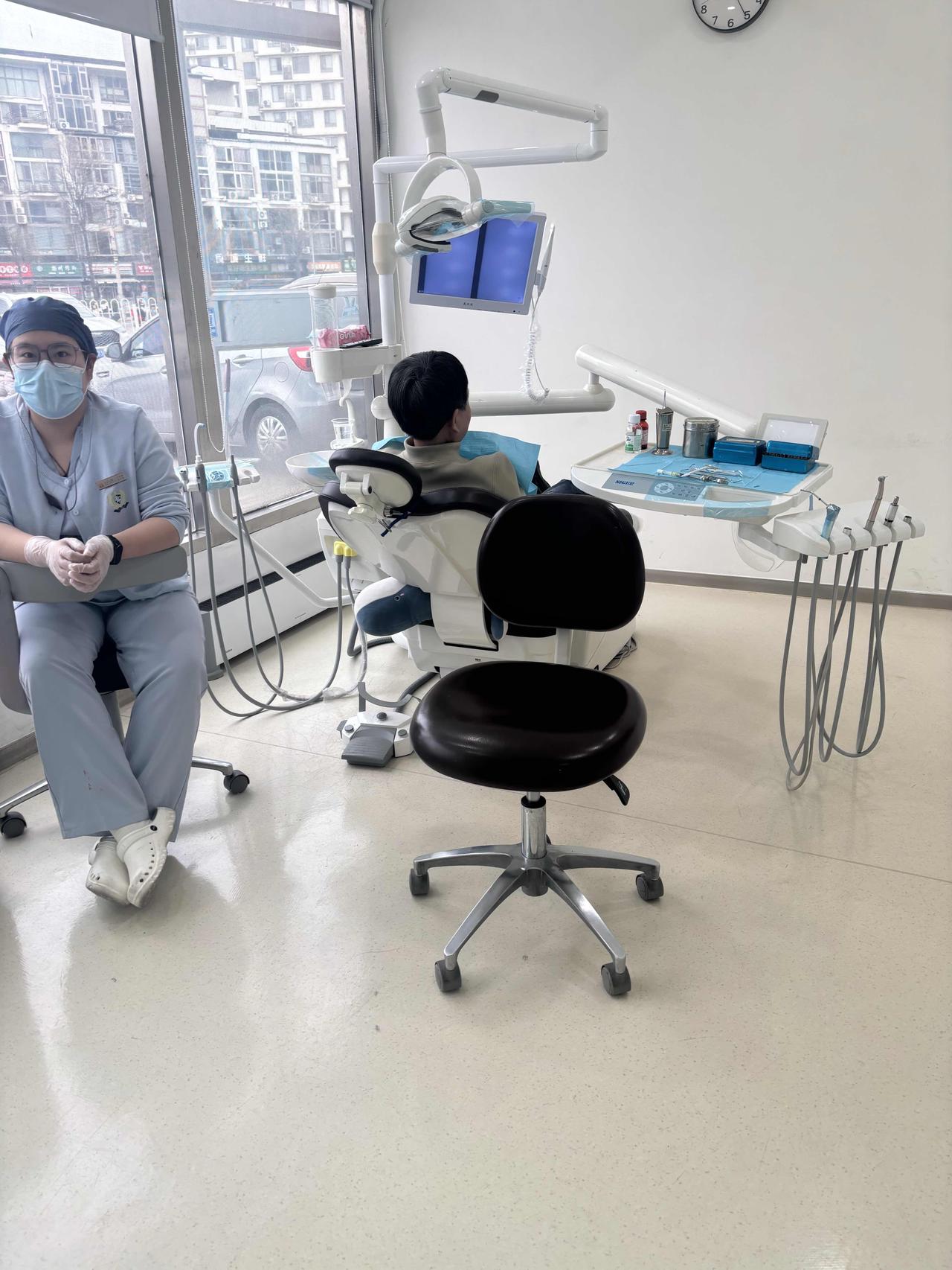 拔牙能用医保报销吗?拔牙能走医保，牙周病治疗都能走医保，但镶牙种植牙都是自费，还