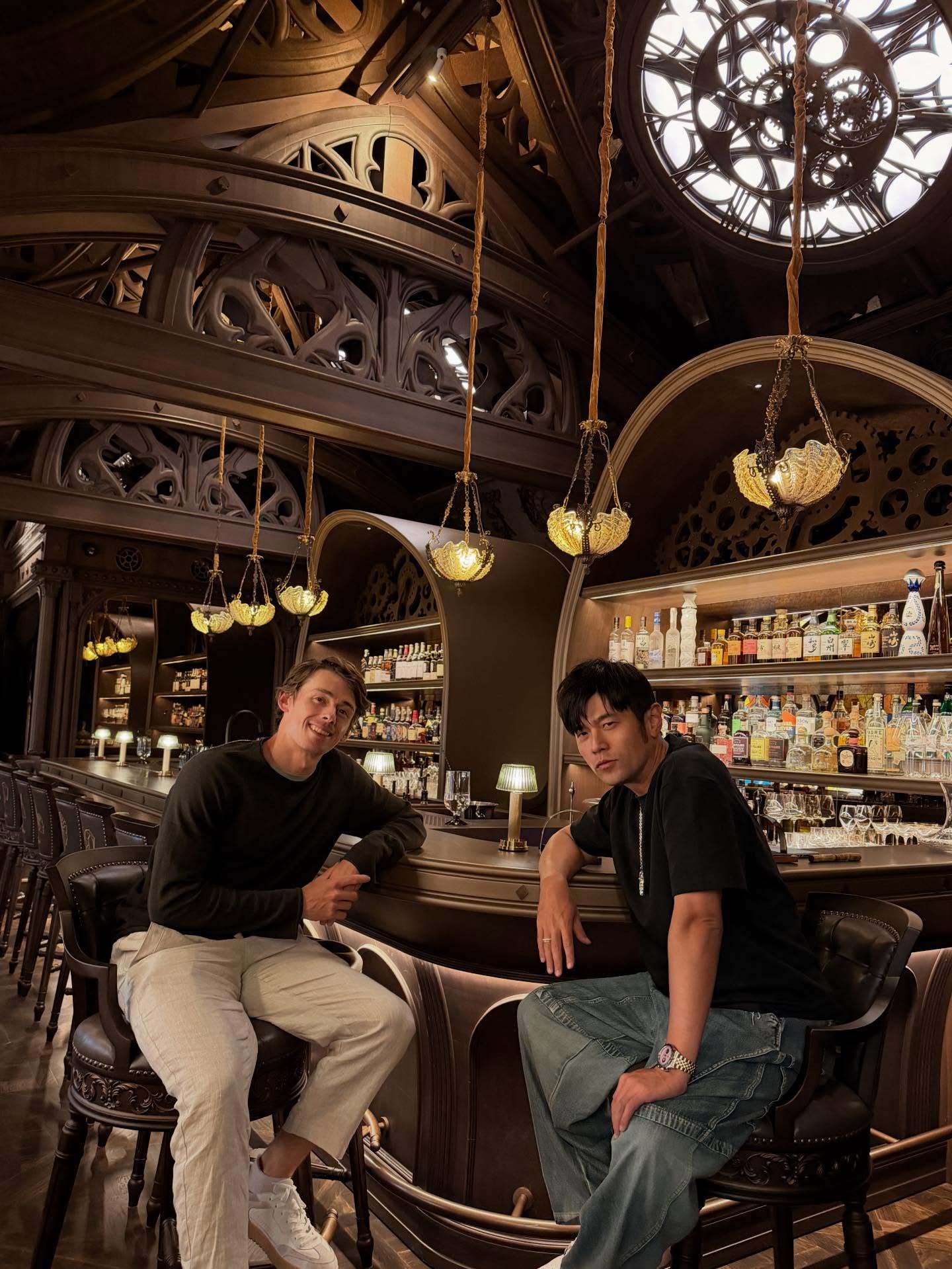 周杰伦晒照和德米纳尔相聚杰伦：No tennis today — let’s t