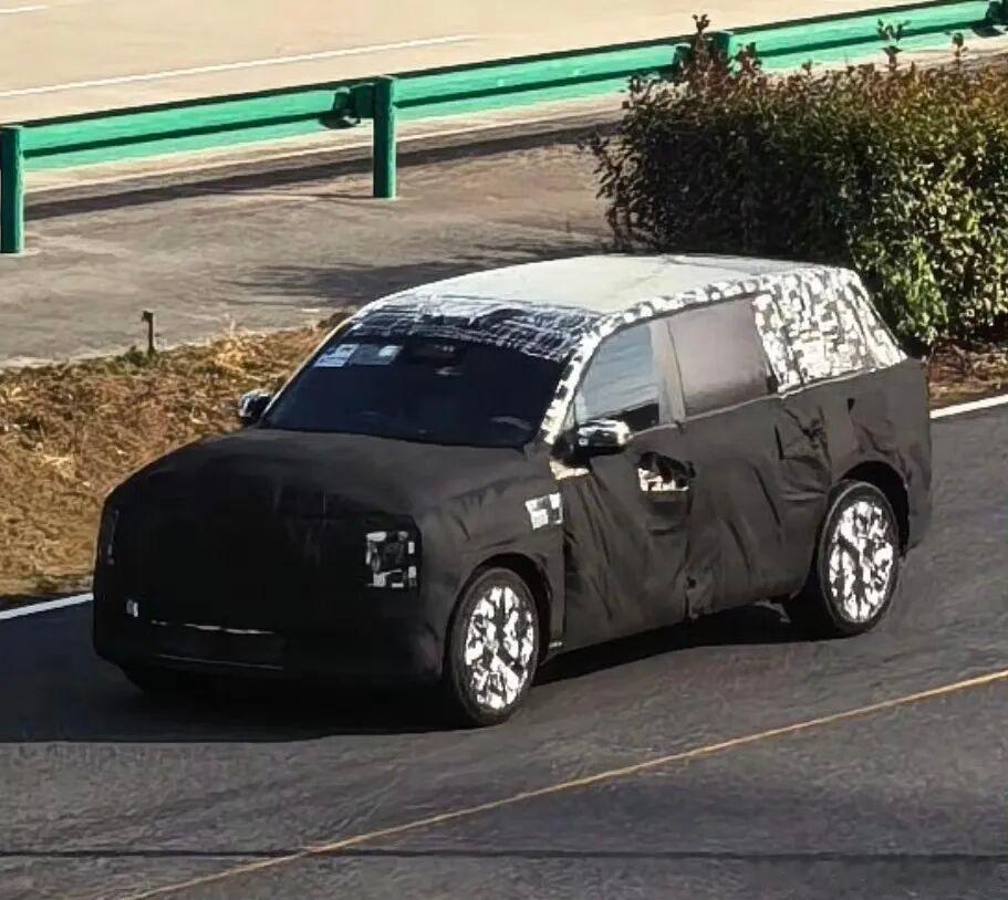 疑似尊界首款SUV谍照曝光！ 